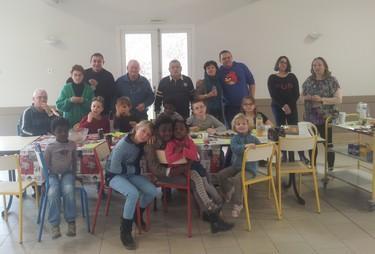 Photo de groupe avec les aînés
